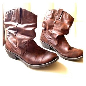 American Eagle boots size 7